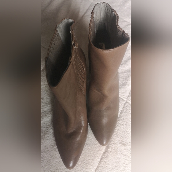 BCBG MAXAZRIA booties. - Picture 8 of 11